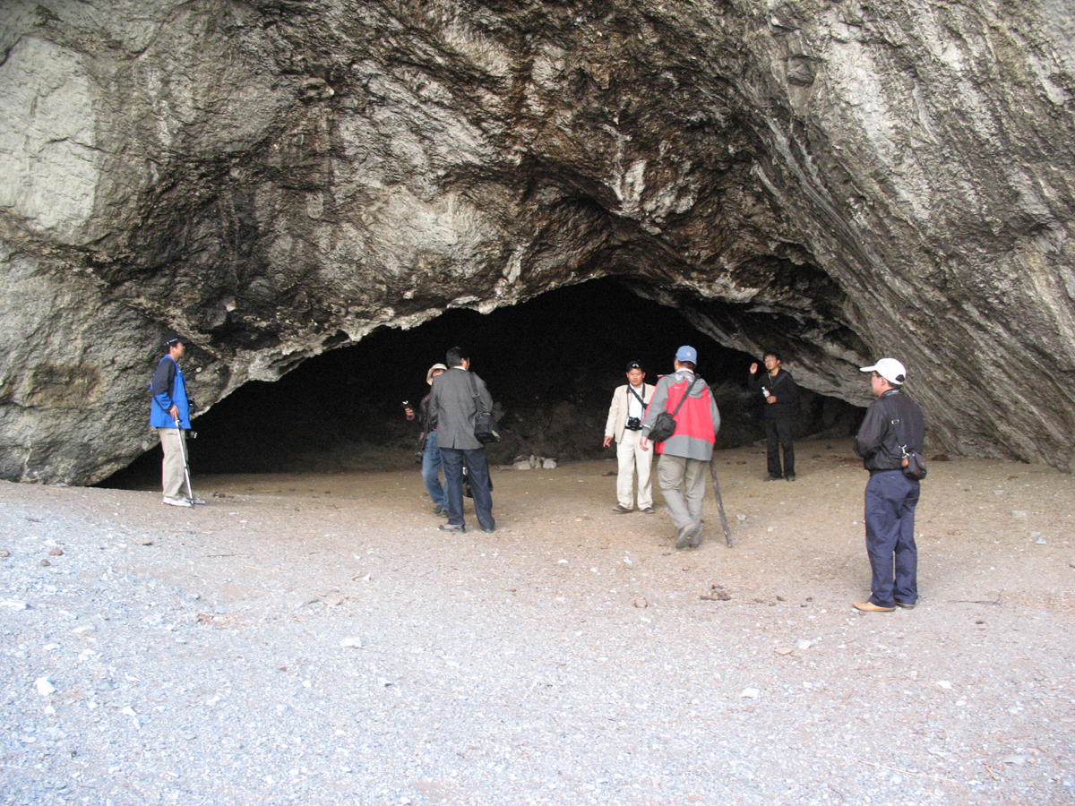 U-series dating Pleistocene Holocene rock paintings Tiger Leaping Gorge China Wanrendong Cave Paleolithic hunter-gatherers